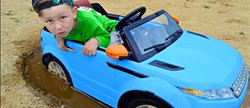 : Funny Baby accident Car Stuck in the mud Ride on POWER WHEEL Tractor Buldozer!
